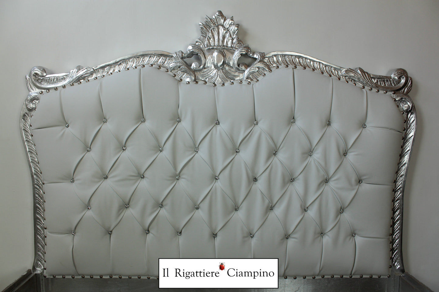 Letto matrimoniale in stile barocco modello Angela, ecopelle bianca e foglia argento