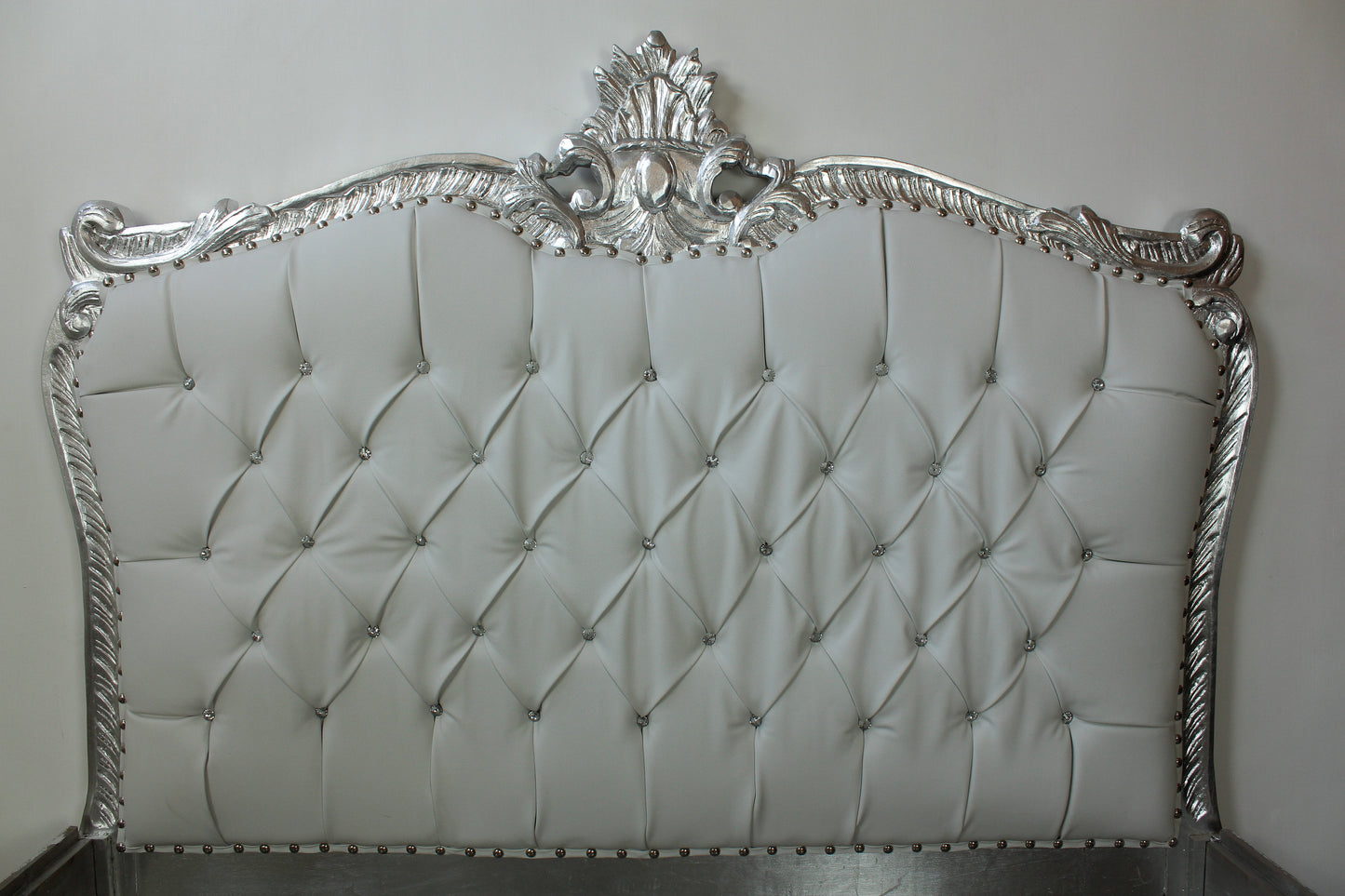 Letto matrimoniale in stile barocco modello Angela, ecopelle bianca e foglia argento