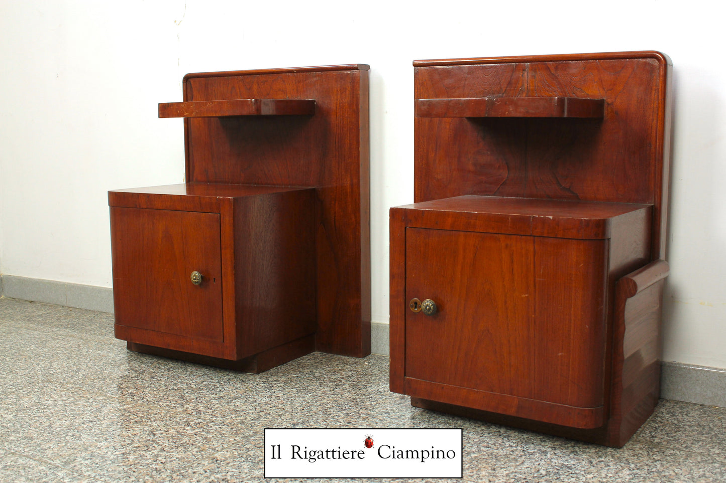 Coppia comodini con anta e piano superiore marroni