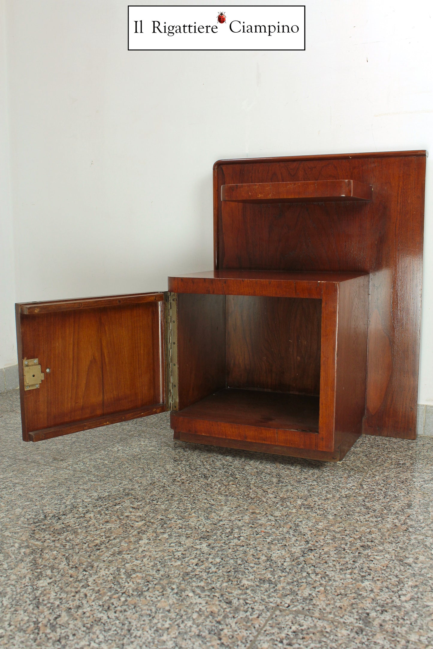 Coppia comodini con anta e piano superiore marroni