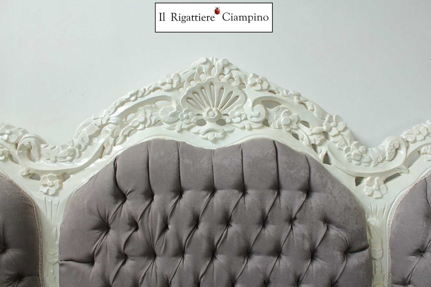 Divano barocco tre posti laccato bianco e grigio
