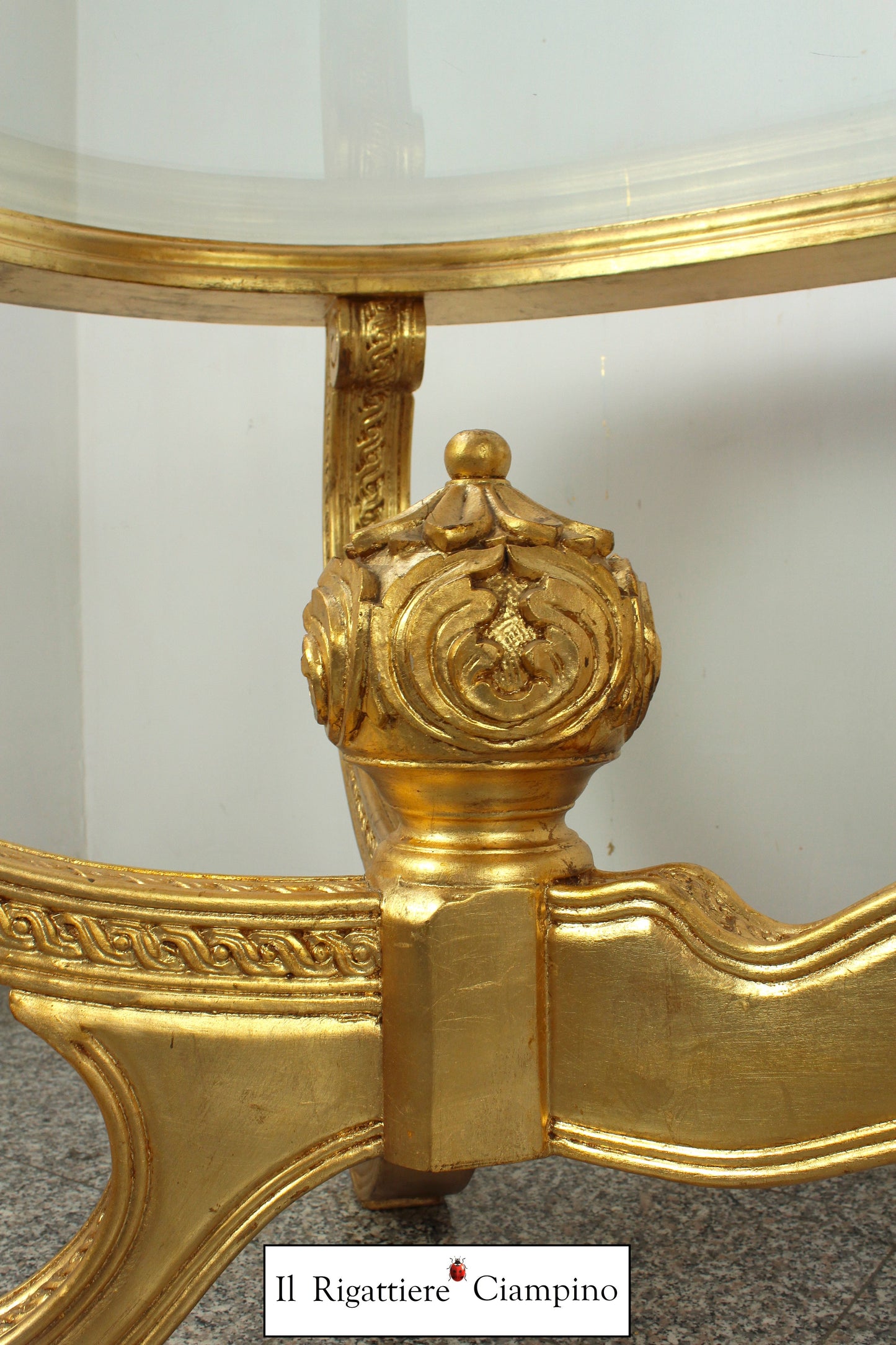 Tavolo ovale in stile barocco con piano in vetro