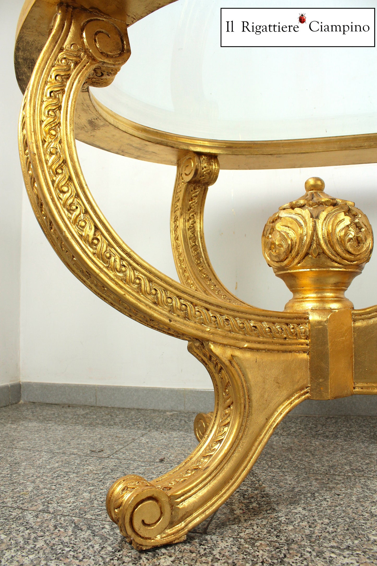 Tavolo ovale in stile barocco con piano in vetro
