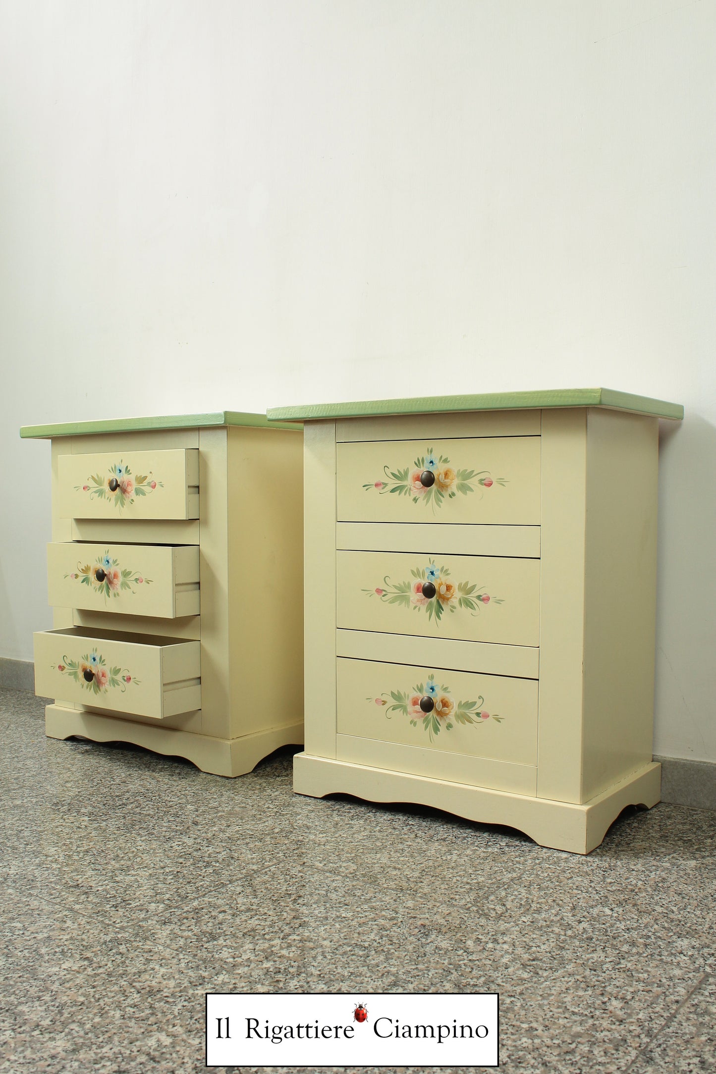 Coppia di comodini in stile Shabby Chic dipinti a mano