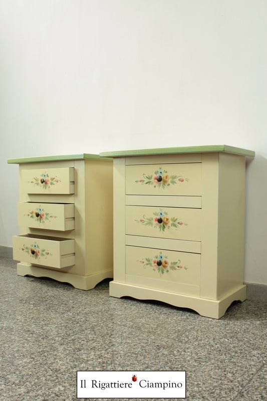 Coppia di comodini in stile Shabby Chic dipinti a mano